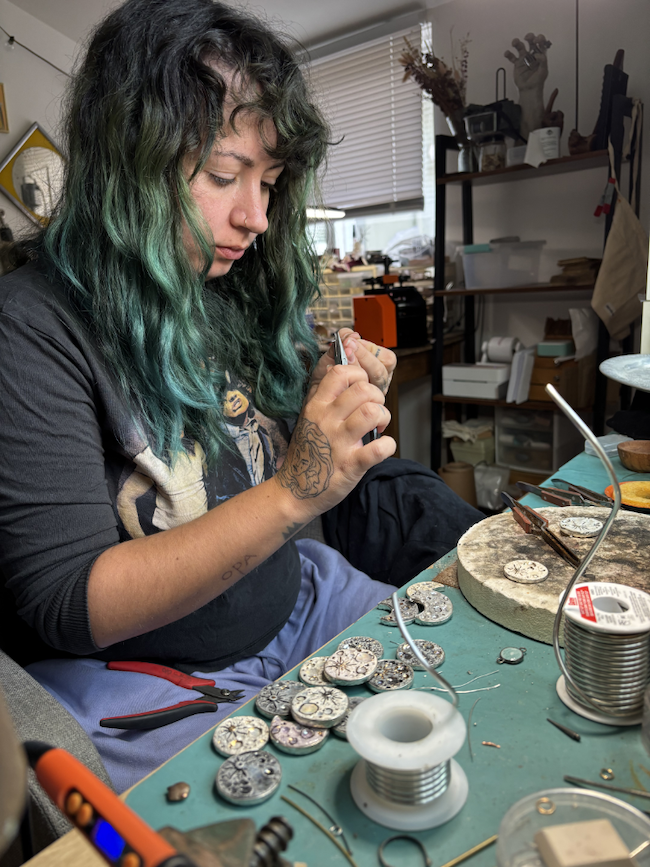 Zoe Solders a Piece